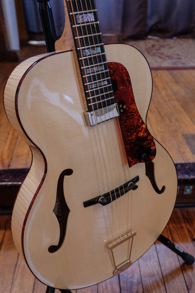 non cutaway archtop guitar